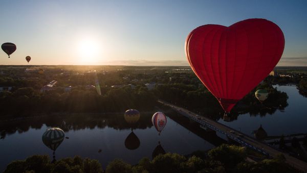 Heavenly Beautiful: Dozens of Varicolored Aerostats Paint Sky Above Russia - Sputnik International