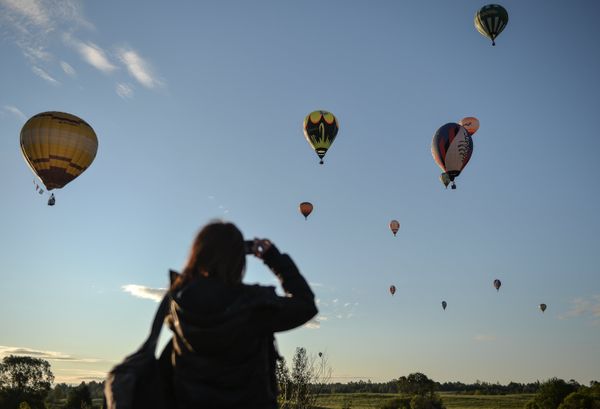 Heavenly Beautiful: Dozens of Varicolored Aerostats Paint Sky Above Russia - Sputnik International