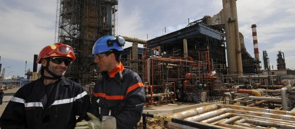 Workmen stand at the site of the mediterranean refinery of Lavera which belongs to British group Ineos. (File) - Sputnik International