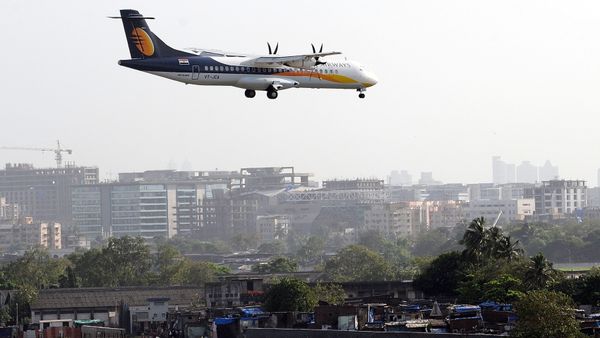 A Jet Airways ATR aircraft prepares to land - Sputnik International