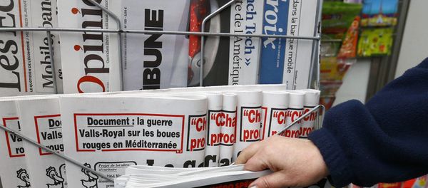 A woman picks up the issue of Charlie Hebdo. - Sputnik International