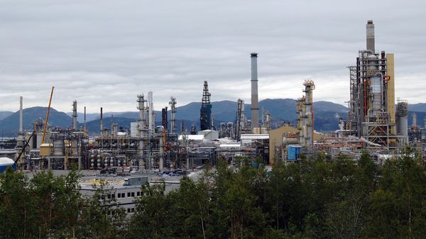 An overview of the Mongstad oil refinery in western Norway, the most polluting of the country (file) - Sputnik International