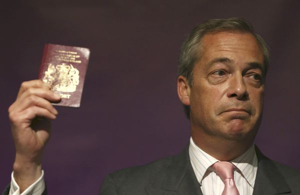 Leader of the United Kingdom Independence Party (UKIP) Nigel Farage holds his passport as he speaks at pro Brexit event in London, Britain June 3, 2016. - Sputnik International