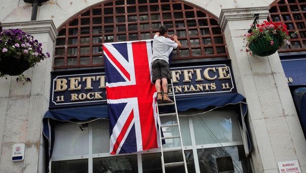 A worker places the Union Jack flag on the facade of a shop at Casesmates square where British Prime Minister David Cameron will attend a 'Stronger In' campaign event in the British overseas territory Gibraltar, historically claimed by Spain, June 16, 2016. A worker places the Union Jack flag on the facade of a shop at Casesmates square where British Prime Minister David Cameron will attend a 'Stronger In' campaign event in the British overseas territory Gibraltar, historically claimed by Spain, June 16, 2016. - Sputnik International