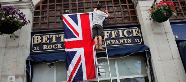 A worker places the Union Jack flag on the facade of a shop at Casesmates square where British Prime Minister David Cameron will attend a 'Stronger In' campaign event in the British overseas territory Gibraltar, historically claimed by Spain, June 16, 2016. A worker places the Union Jack flag on the facade of a shop at Casesmates square where British Prime Minister David Cameron will attend a 'Stronger In' campaign event in the British overseas territory Gibraltar, historically claimed by Spain, June 16, 2016. - Sputnik International