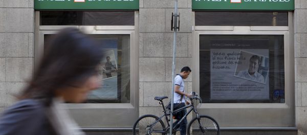 People walk past an Intesa Sanpaolo bank branch in Milan, Italy. (File) - Sputnik International