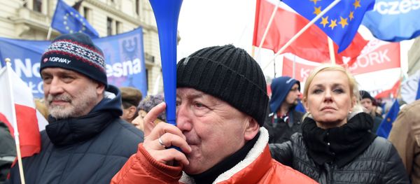 Thousands of people march in front of the presidential palace in Warsaw to protest against the government's moves that have paralyzed the nation’s highest legislative court, the Constitutional Tribunal on March 12, 2016. - Sputnik International