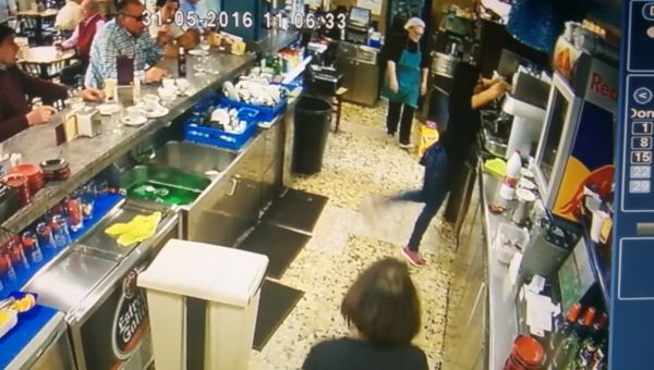A waitress with exceptional reflexes - Sputnik International