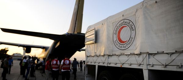 Humanitarian aid supplies are unloaded from a Czech military airplane into a Syrian Arab Red Crescent truck, after it landed in Damascus airport, Syria June 5, 2016 - Sputnik International