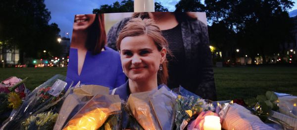 Floral tributes and candles are placed by a picture of slain Labour MP Jo Cox at a vigil in Parliament square in London on June 16, 2016. - Sputnik International