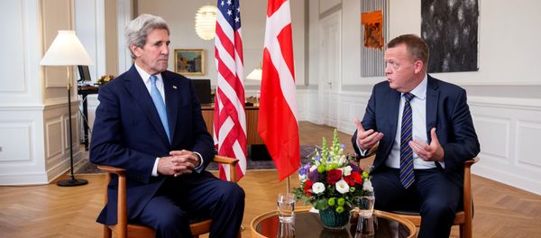 Danish Prime Minister Lars Lokke Rasmussen (R) and US Secretary of State John Kerry (L) sit for a meeting at Christiansborg Castle in Copenhagen, Denmark, 16 June 2016 - Sputnik International
