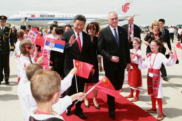 Chinese President Xi Jinping (L) walks with Serbian President Tomislav Nikolic during a welcoming ceremony at Belgrade's airport Nikola Tesla, Serbia June 17, 2016 Chinese President Xi Jinping (L) walks with Serbian President Tomislav Nikolic during a welcoming ceremony at Belgrade's airport Nikola Tesla, Serbia June 17, 2016 - Sputnik International