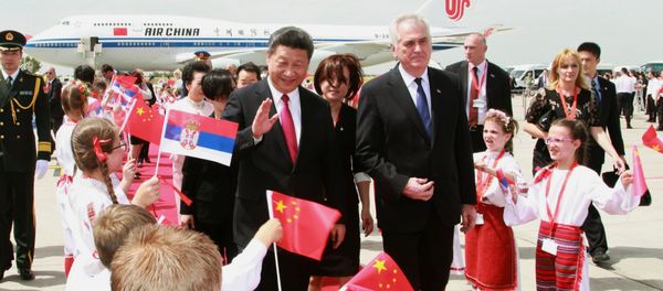 Chinese President Xi Jinping (L) walks with Serbian President Tomislav Nikolic during a welcoming ceremony at Belgrade's airport Nikola Tesla, Serbia June 17, 2016 - Sputnik International