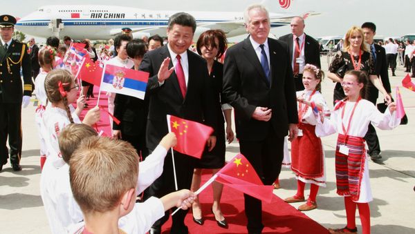 Chinese President Xi Jinping (L) walks with Serbian President Tomislav Nikolic during a welcoming ceremony at Belgrade's airport Nikola Tesla, Serbia June 17, 2016 - Sputnik International
