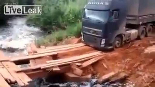 Dangerous Bridges VS Amazing Truck Driver Skills - Sputnik International