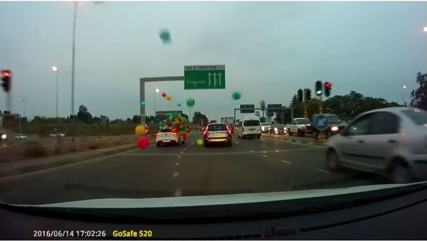 Car on balloon delivery leaves a colorful trail on highway - Sputnik International