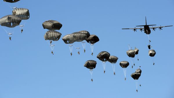 US troops land with parachutes at the military compound near Torun, central Poland, on June 7, 2016, as part of the NATO Anaconda-16 military exercise US troops land with parachutes at the military compound near Torun, central Poland, on June 7, 2016, as part of the NATO Anaconda-16 military exercise - Sputnik International