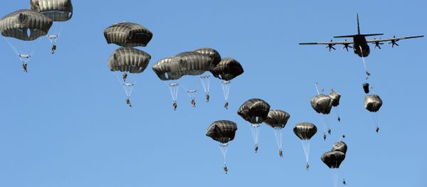 US troops land with parachutes at the military compound near Torun, central Poland, on June 7, 2016, as part of the NATO Anaconda-16 military exercise - Sputnik International