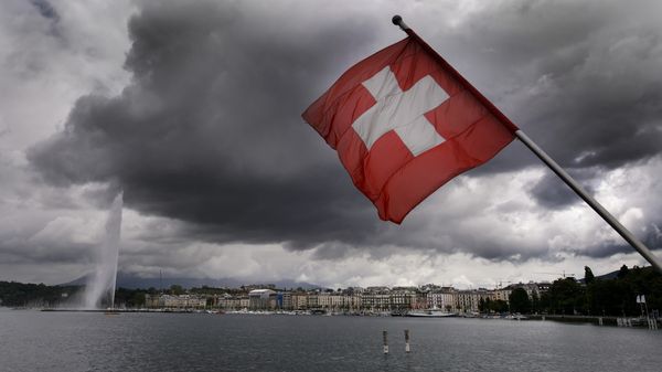 A Swiss flag flies on the shores of Geneva Lake in front of the Geneva Fountain (L) on June 14, 2013 in the center of Geneva - Sputnik International