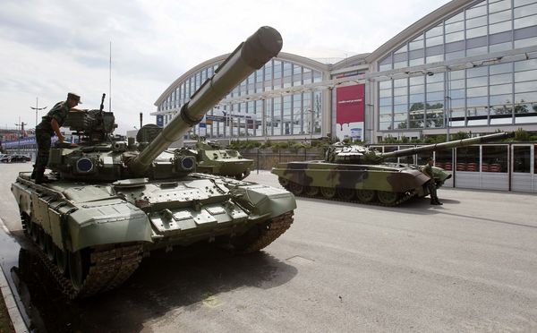 A Serbian army soldier inspects an M-84 battle tank during a defense fair, in Belgrade, Serbia, Tuesday, June 28, 2011 A Serbian army soldier inspects an M-84 battle tank during a defense fair, in Belgrade, Serbia, Tuesday, June 28, 2011 - Sputnik International