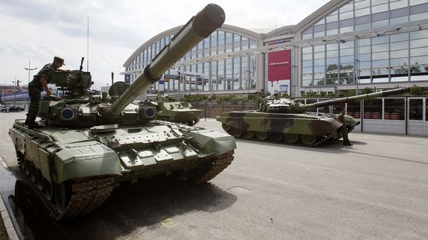 A Serbian army soldier inspects an M-84 battle tank during a defense fair, in Belgrade, Serbia, Tuesday, June 28, 2011 - Sputnik International