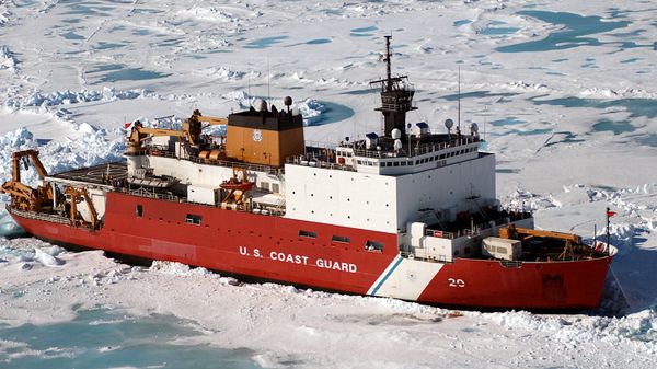U.S. Coast Guard Cutter Healy (WAGB-20) sits approximately 100 miles north of Barrow, Alaska, in order to conduct scientific ice research - Sputnik International