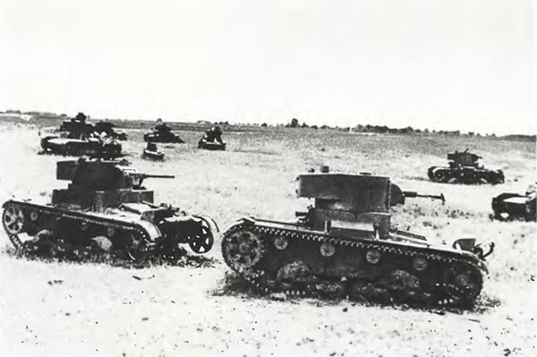 A Soviet remote-controlled TT-26 teletank and a TU-26 control tank. A Soviet remote-controlled TT-26 teletank and a TU-26 control tank. - Sputnik International