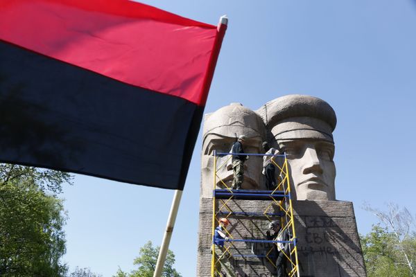 Ultra-right activists attempt to destroy Soviet era monuments to Soviet state security agents in Kiev, Ukraine, Thursday, April 28, 2016 - Sputnik International
