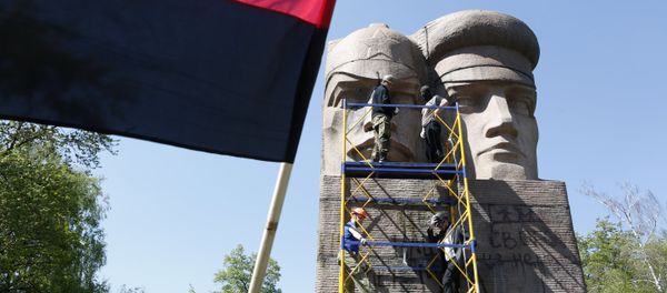 Ultra-right activists attempt to destroy Soviet era monuments to Soviet state security agents in Kiev, Ukraine, Thursday, April 28, 2016 - Sputnik International