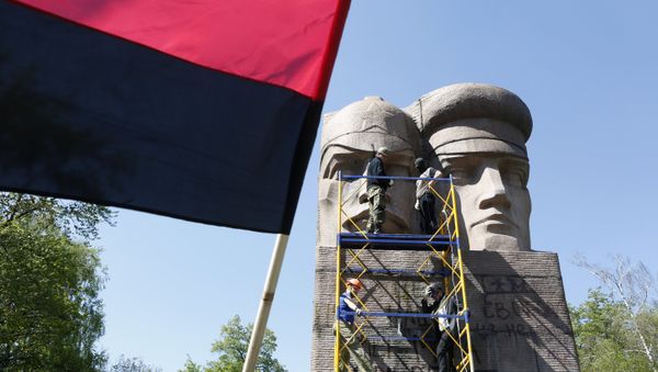 Ultra-right activists attempt to destroy Soviet era monuments to Soviet state security agents in Kiev, Ukraine, Thursday, April 28, 2016 Ultra-right activists attempt to destroy Soviet era monuments to Soviet state security agents in Kiev, Ukraine, Thursday, April 28, 2016 - Sputnik International
