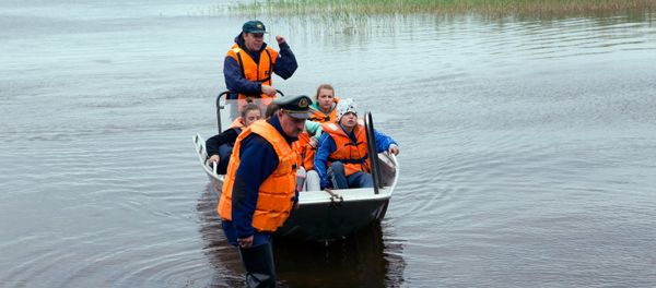 Emergency services bring children to shore after the Karelia boat disaster Emergency services bring children to shore after the Karelia boat disaster - Sputnik International