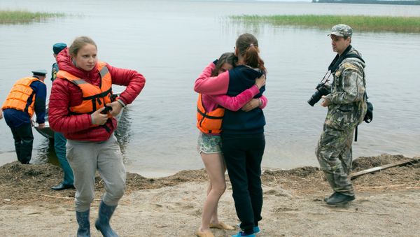 A tourist group, consisting mostly of children, has been caught in a strong lake storm in Karelia - Sputnik International