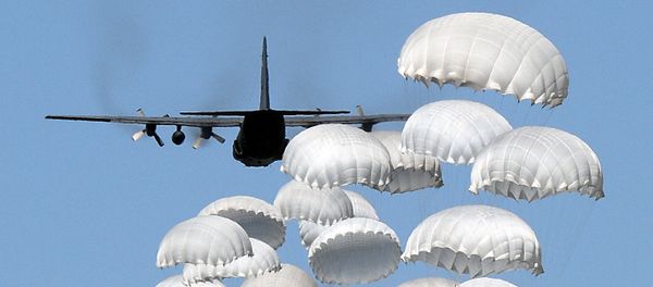 Polish troops land with parachutes at the military compound near Torun, central Poland, on June 7, 2016, as part of the NATO Anaconda-16 military exercise - Sputnik International