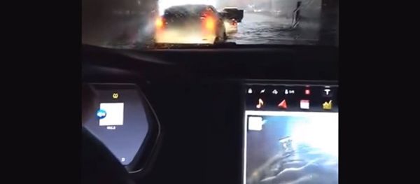 Tesla Model S swimming Tesla Model S swimming - Sputnik International