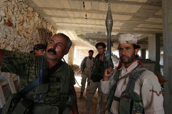 Fighters of the Syria Democratic Forces (SDF) stand inside a building near Manbij, in Aleppo Governorate, Syria, June 17, 2016 Fighters of the Syria Democratic Forces (SDF) stand inside a building near Manbij, in Aleppo Governorate, Syria, June 17, 2016 - Sputnik International