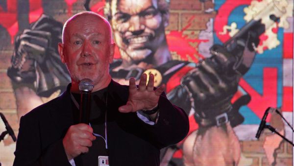 John Higgins converses with fans at the 2016 Moscow Comic Convention. - Sputnik International
