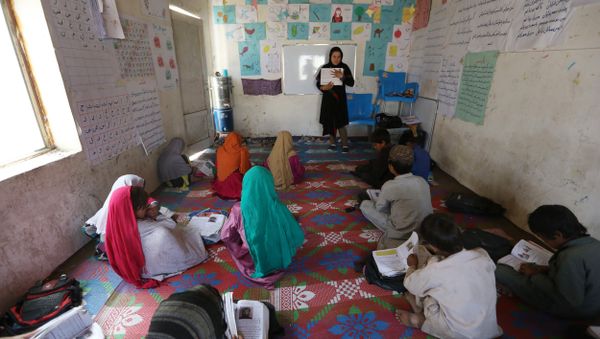 Afghan internally displaced school girls study at the class near their temporary home in Kabul, Afghanistan, Tuesday, May 31, 2016 - Sputnik International