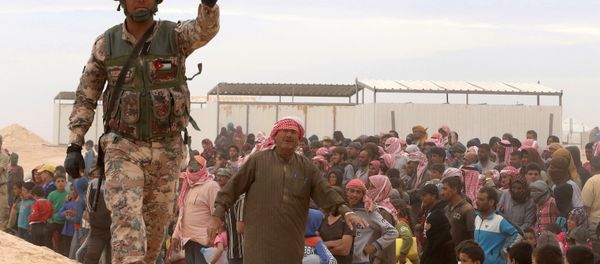 A Jordanian soldier stands guard as Syrian refugees (file) - Sputnik International
