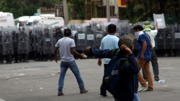 Teachers clash with Mexican Federal police in Oaxaca on June 20, 2016. Teachers clash with Mexican Federal police in Oaxaca on June 20, 2016. - Sputnik International