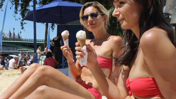 Women eat ice creams Women eat ice creams - Sputnik International