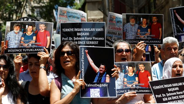 Demonstrators shout slogans as they hold pictures of Ahmet Nesin, Sebnem Korur Fincanci and Erol Onderoglu during a protest against arrest of the three prominent campaigners for press freedom, in front of the pro-Kurdish Ozgur Gundem newspaper in central Istanbul, Turkey, June 21, 2016. - Sputnik International