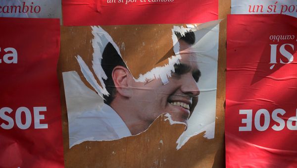 A ripped poster of Spain's Socialist Party (PSOE) leader Pedro Sanchez is seen on a wall in Benalmadena, southern Spain, June 15, 2016. - Sputnik International