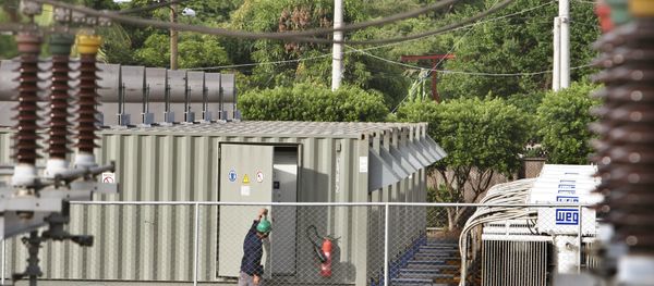 A worker checks an electrical generator from the Petroleos de Venezuela SA, or PVDSA. (File) A worker checks an electrical generator from the Petroleos de Venezuela SA, or PVDSA. (File) - Sputnik International