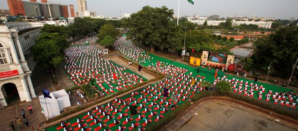 Participants perform yoga during World Yoga Day in New Delhi, India - Sputnik International