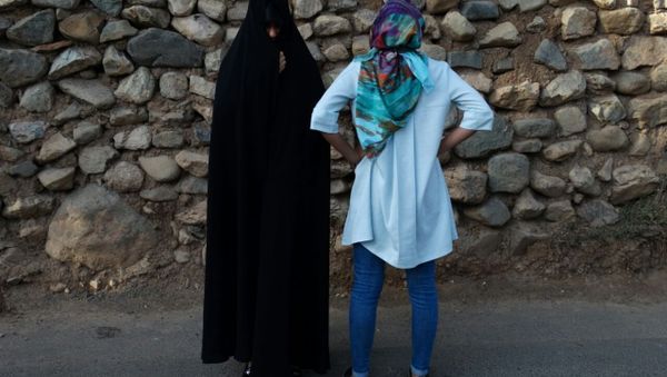 Today in the streets of Tehran and other large Iranian cities (Isfaghan, Shiraz, Tebriz) often women are seen wearing two types of hijabs: Chador (left) and Manto (loose colorful body cover) with Rosari (light headscarf with colorful flowers). First option is more conservative, second is modern and popular with the younger generation. - Sputnik International