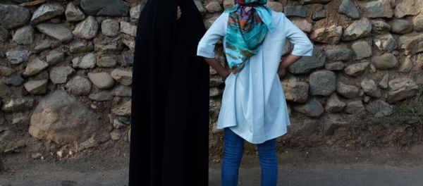 Today in the streets of Tehran and other large Iranian cities (Isfaghan, Shiraz, Tebriz) often women are seen wearing two types of hijabs: Chador (left) and Manto (loose colorful body cover) with Rosari (light headscarf with colorful flowers). First option is more conservative, second is modern and popular with the younger generation. - Sputnik International