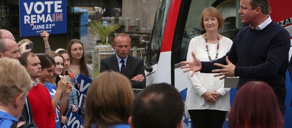 British Prime Minister David Cameron (R) addresses pro-EU Vote Remain supporters during a rally in Bristol, south-west England, whilst campaigning to avoid a Brexit, ahead of the June 23 EU referendum British Prime Minister David Cameron (R) addresses pro-EU Vote Remain supporters during a rally in Bristol, south-west England, whilst campaigning to avoid a Brexit, ahead of the June 23 EU referendum - Sputnik International