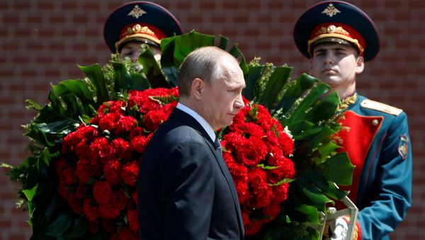 Russian President Vladimir Putin attends a wreath-laying ceremony marking the 75th anniversary of the Nazi German invasion, by the Kremlin walls in Moscow, Russia, June 22, 2016. - Sputnik International