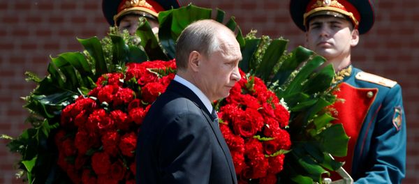 Russian President Vladimir Putin attends a wreath-laying ceremony marking the 75th anniversary of the Nazi German invasion, by the Kremlin walls in Moscow, Russia, June 22, 2016. - Sputnik International