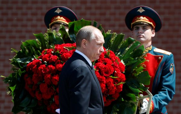 Russian President Vladimir Putin attends a wreath-laying ceremony marking the 75th anniversary of the Nazi German invasion, by the Kremlin walls in Moscow, Russia, June 22, 2016. Russian President Vladimir Putin attends a wreath-laying ceremony marking the 75th anniversary of the Nazi German invasion, by the Kremlin walls in Moscow, Russia, June 22, 2016. - Sputnik International